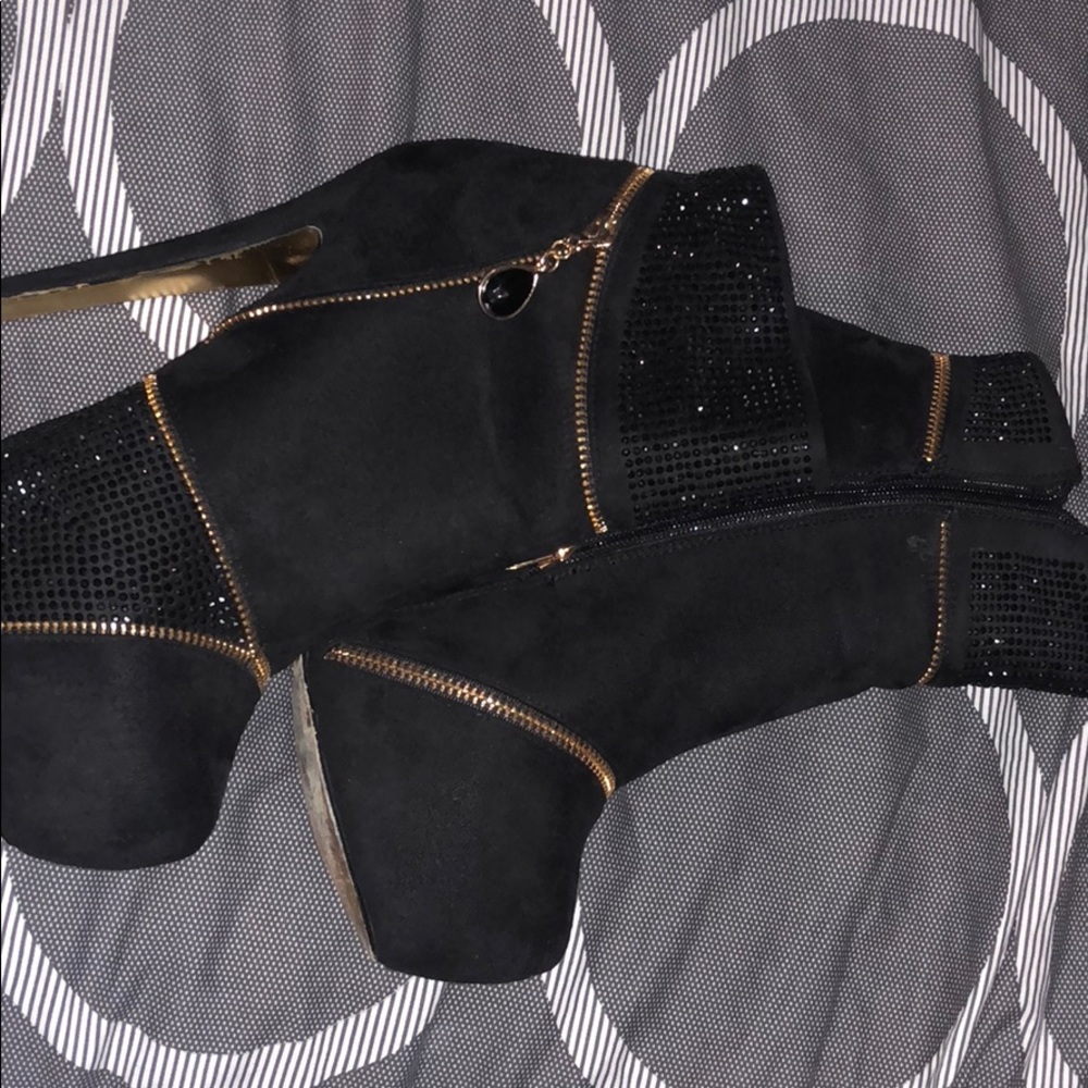Bebe women high heels black on gold